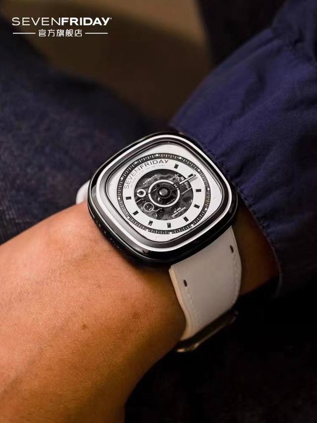 新款上市sevenfriday T 5 四层结构枪金色不锈钢表壳 表圈与面盘环上白色漆饰 实用的独特元素部件 如战斗装甲般异常迷人